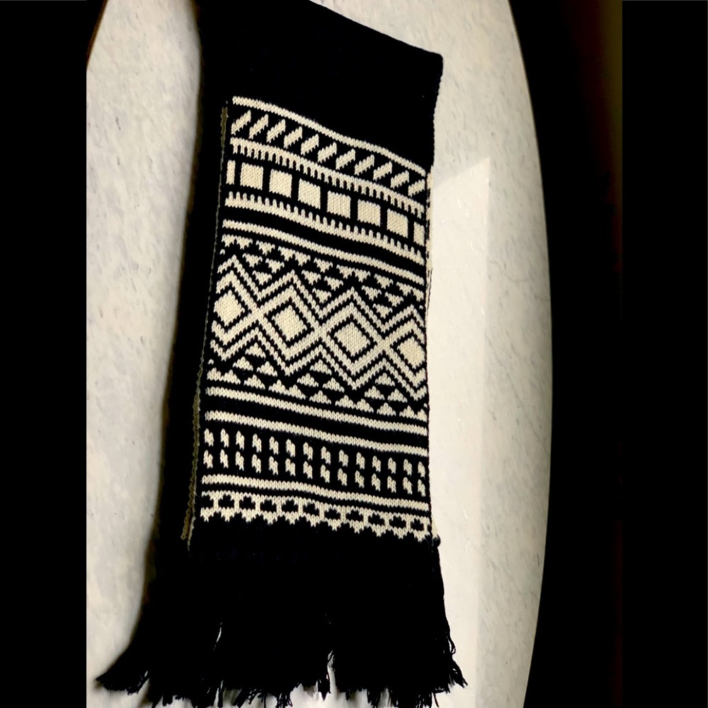 Beautiful Black and white scarf.